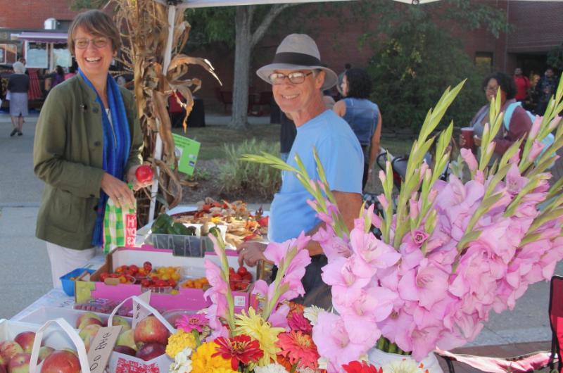 博彩网站 community members buying vegetables and fruit